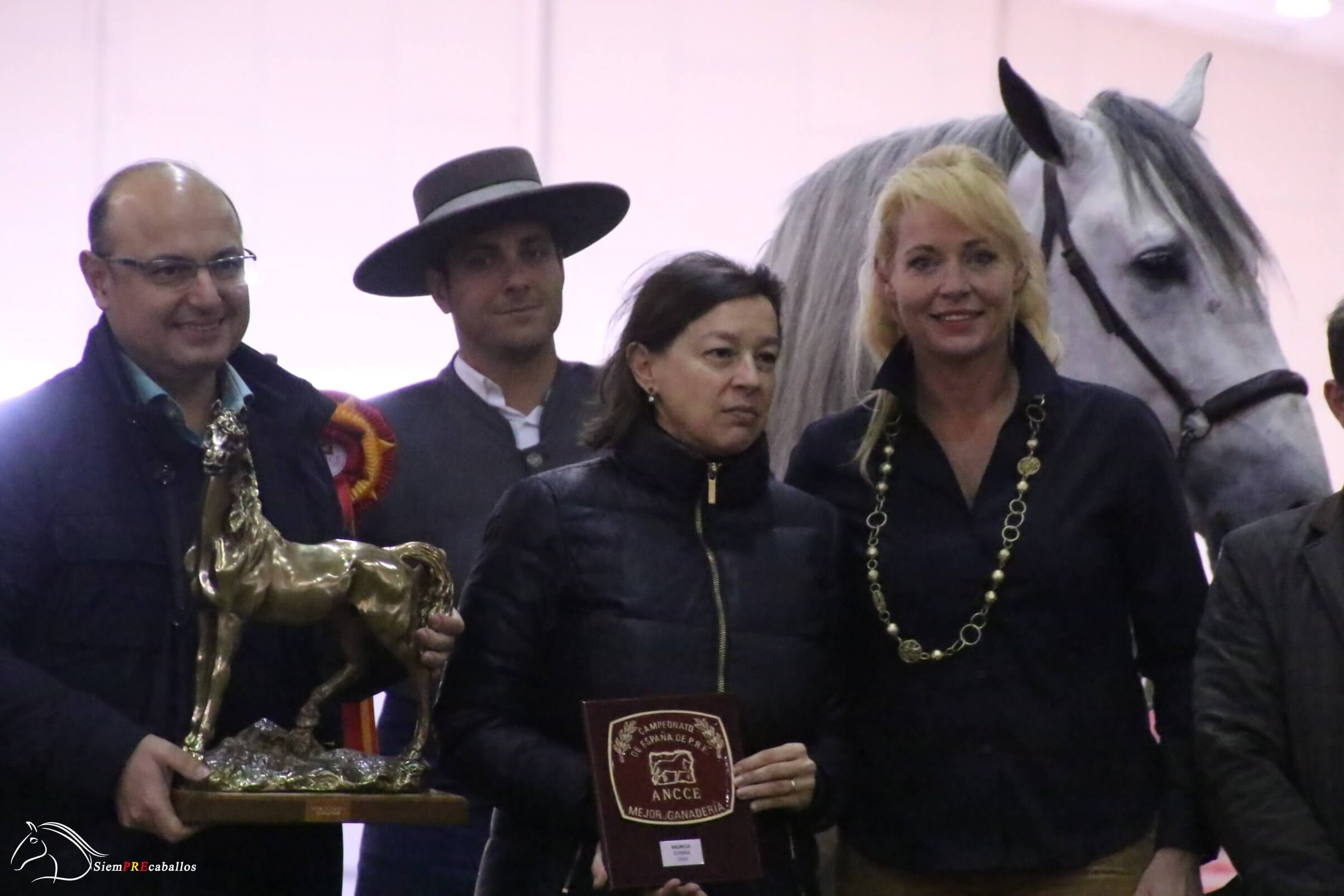 17 MEJOR CRIADOR MATER CHRISTI. RECOGEN PEDRO PINGARRON Y MACARENA SAMPEDRO DE MANOS DE DESIREE LANG