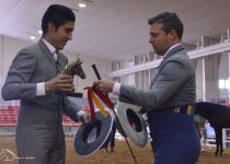 JOSE CARMEN ALCANTAR DE Y. BATAN RECIBE DE MARIO PALOMINO EL PREMIO AL MEJOR PRESENTADOR DEL CONCURSO